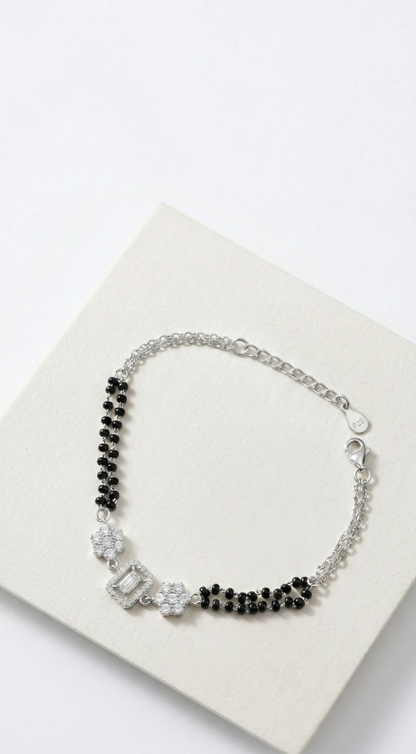 The Neo-Trad Hand Mangalsutra